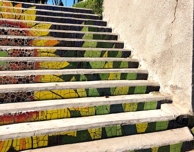 Escalera (en mosaicos) en plaza de los Poetas